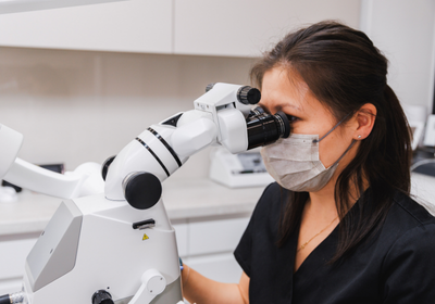 Mikroskopická endodoncie pod operačním mikroskopem — Estoma Clinic